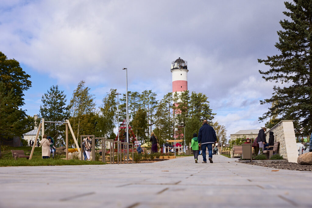 Narva-Jõesuu tuletorn Suur-Lootsi kultuurikvartali promenaadi lõpus