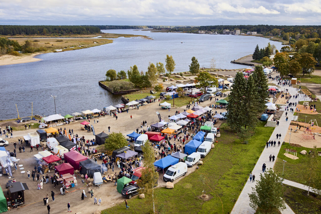 Vaade tuletornist Suur-Lootsi kultuurikvartalile ja silmufestivali laadale