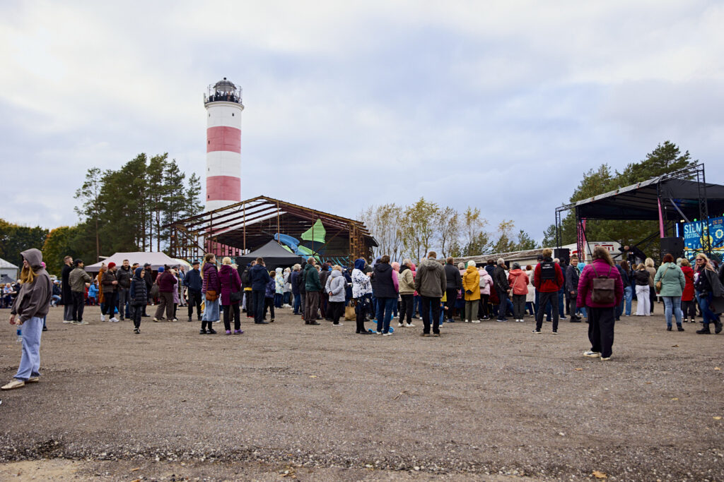 Silmufestivali publik Suur-Lootsi kultuurikvartalis, taustal tuletorn ja pealava